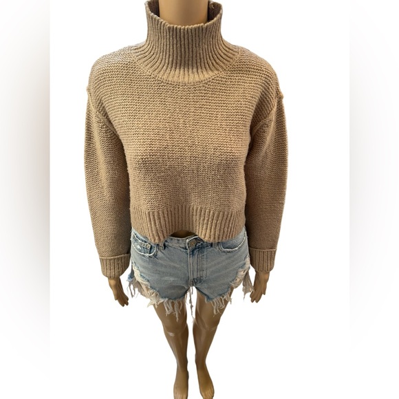 Suuuuper cute cropped turtleneck - Picture 1 of 7